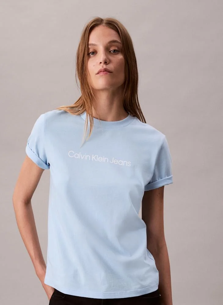 كالفن كلاين جينز تيشيرت بياقة دائرية مزين بشعار العلامة التجارية