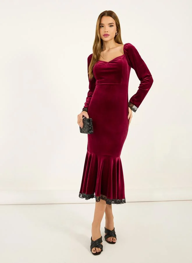 Styli Styli Velvet Look Sweetheart Neck Sheath Midi Dress