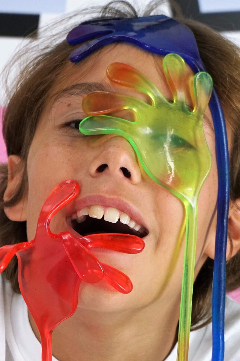 Ja-Ru لعبة JA-RU سوبر لزجة ومرنة (عبوة واحدة، 2 يد لزجة) يد لزقة للأطفال والبالغين. هدايا حفلات بالجملة، أكياس هدايا عيد الميلاد، حشوات سلال عيد الفصح، جوائز الفصول الدراسية. - Image 3