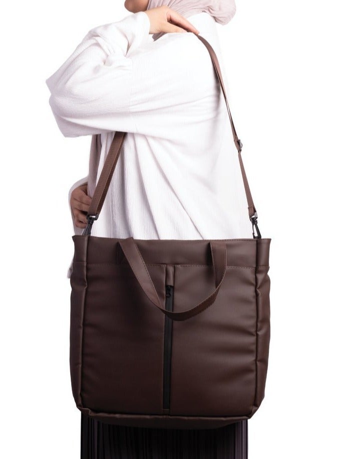 ايه ار سابلاي AR Tote Bag من Arij Bags | شنطة يد كبيرة للابتوب والاستخدام اليومي، بحزام كروس قابل للفك والتعديل، جيب رئيسي واسع، جيب لابتوب، جيوب داخلية متعددة، جيب أمامي سريع (39 × 38 × 12 سم) (بني) - Image 5