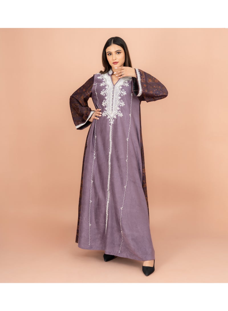 اكسا جلابية شتوية مستقيمة مطرزة باللون الأبيض بياقة ماندرين بنفسجي - Image 1