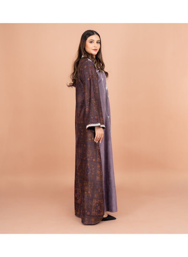 اكسا جلابية شتوية مستقيمة مطرزة باللون الأبيض بياقة ماندرين بنفسجي - Image 3