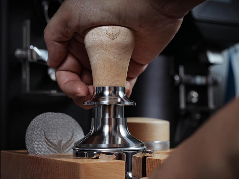 KNODOS مكبس إسبريسو بقياس 54 مم مزود بنابض، يتوافق مع آلات Breville، مقبض من القيقب، مصمم بدقة، وقاعدة مقوسة من الفولاذ المقاوم للصدأ - Image 2