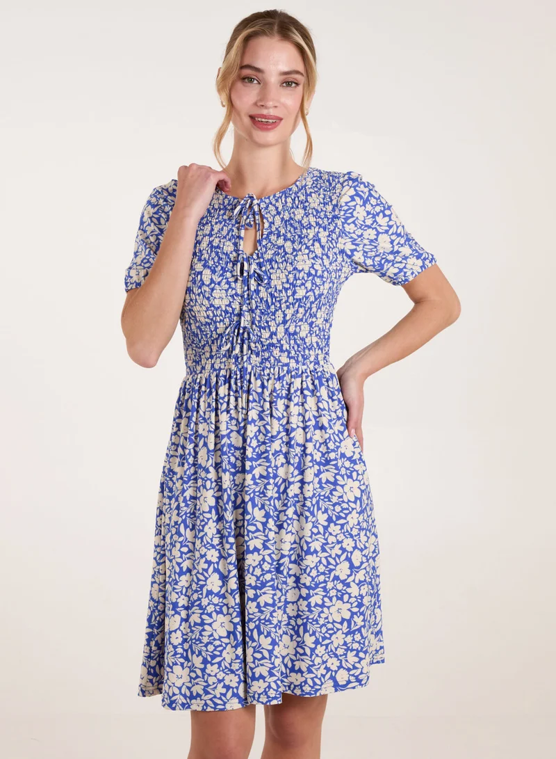 بلو فانيلا فستان بأكمام منتفخة وفتحة عنق برباط