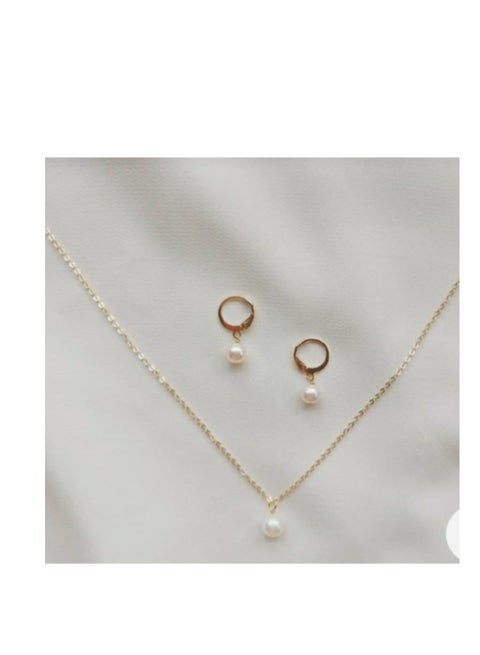 طقم نسائي شيك جدا مكون من عقد وحلق من سلسة ذهبي و اللؤلؤ الاوف وايت