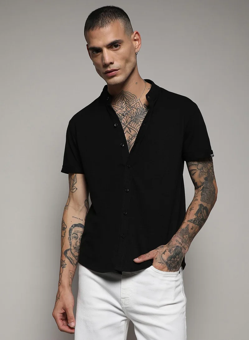كامبوس سوترا Campus Sutra Men's Jet Black Basic Shirt For Casual Wear | Mandarin Collar | Short Sleeve | Button Closure | Cotton Shirt Crafted With Comfort Fit For Everyday Wear