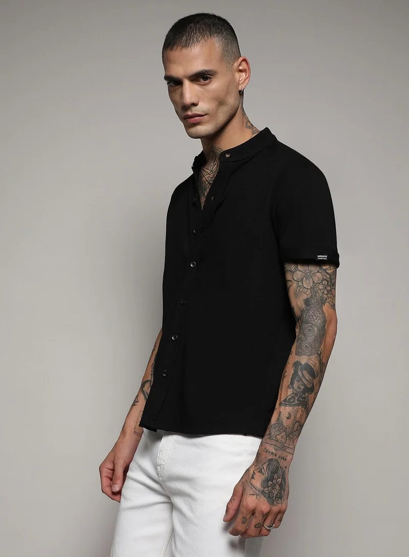 كامبوس سوترا Campus Sutra Men's Jet Black Basic Shirt For Casual Wear | Mandarin Collar | Short Sleeve | Button Closure | Cotton Shirt Crafted With Comfort Fit For Everyday Wear