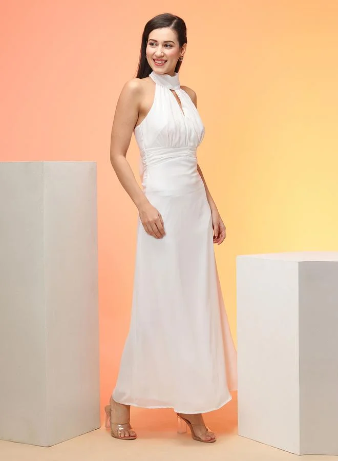 جلو باص فستان طويل بحافة واسعة وياقة هولتر