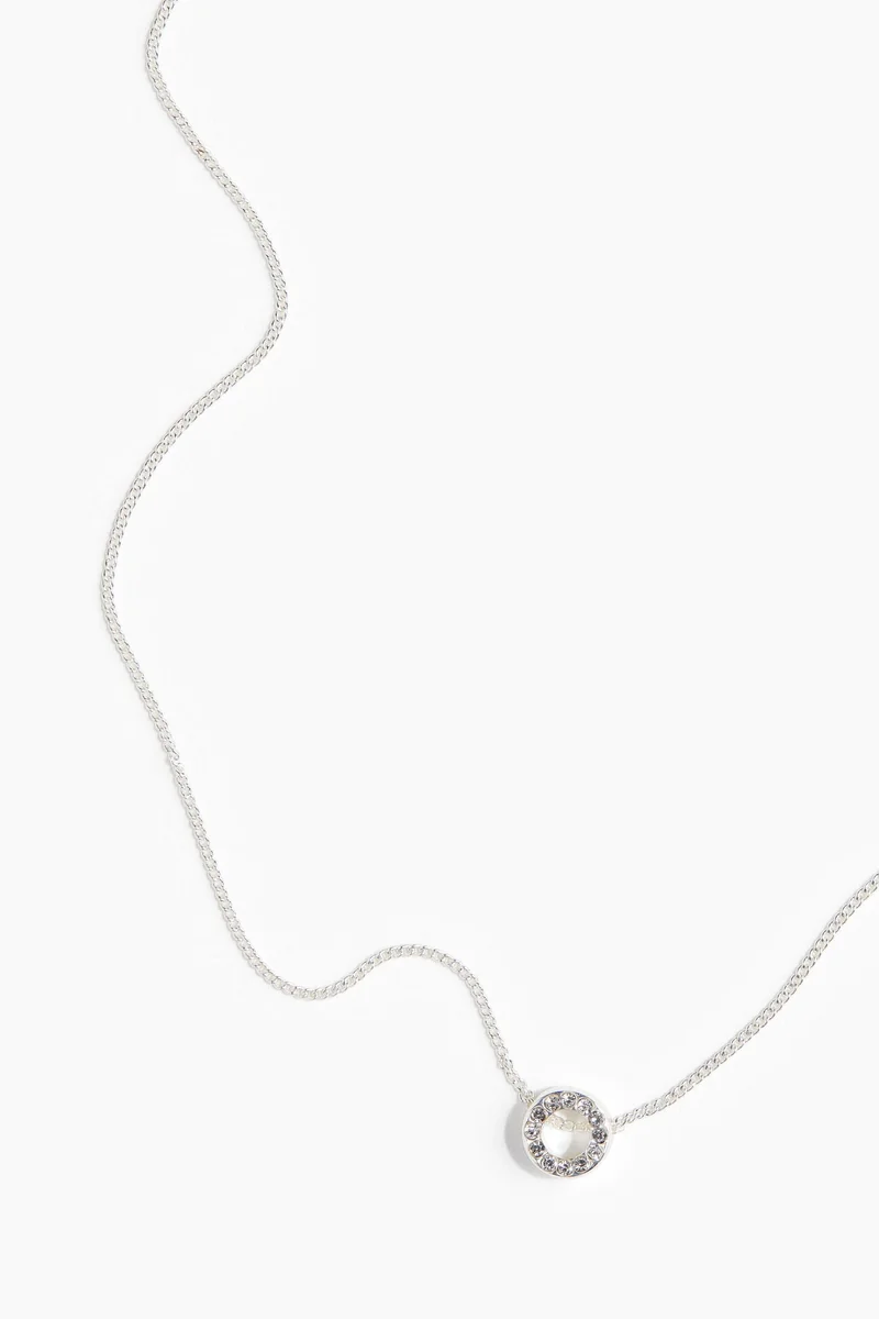 اتش اند ام قلادة مزينة بأحجار الراين