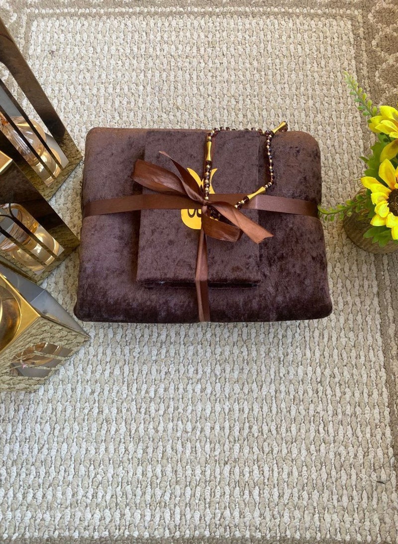 “Love one another” – a sophisticated Ramadan gift that includes a padded velvet rug, a velvet Qur’an in the same color, and an elegant rosary, to perfume moments of worship in the spirit of the holy month.
