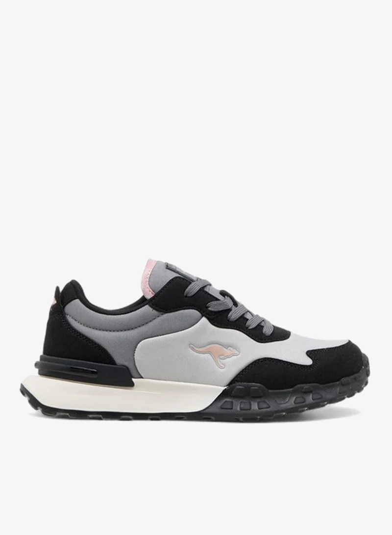 كانغاروس حذاء رياضي نسائي برباط وتفاصيل متباينة