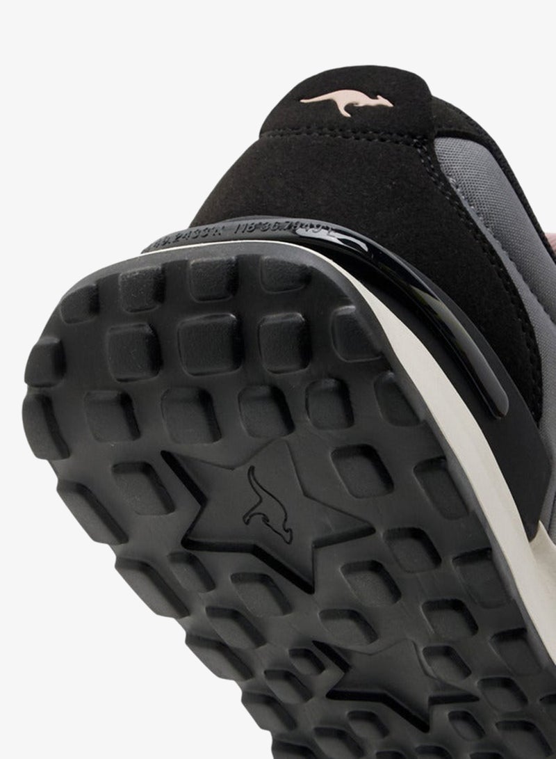 كانغاروس حذاء رياضي نسائي برباط وتفاصيل متباينة - Image 5