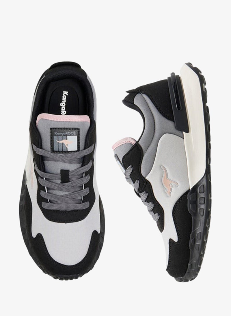 كانغاروس حذاء رياضي نسائي برباط وتفاصيل متباينة - Image 3