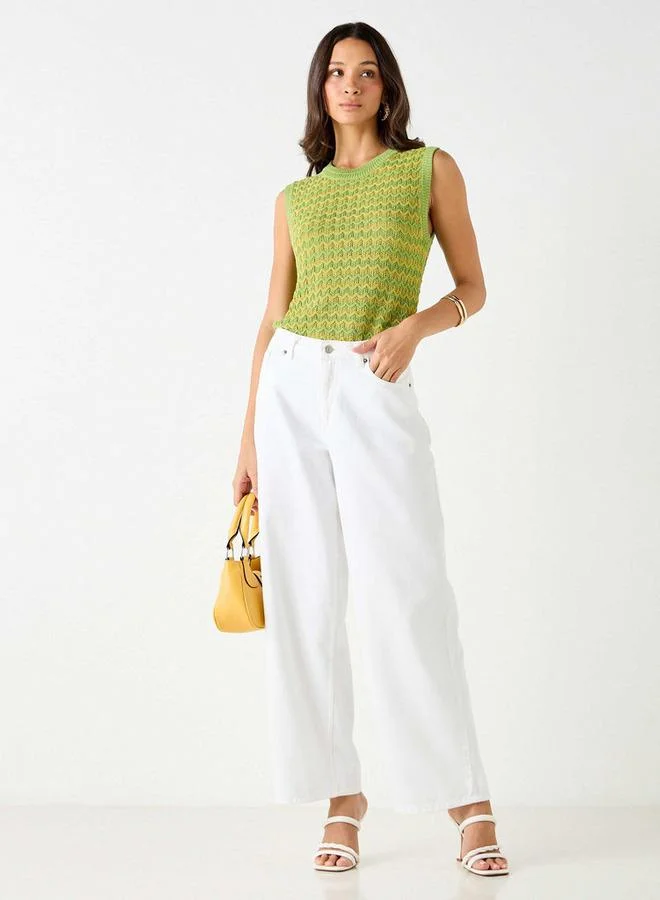 ايكونيك بلوزة بلاأكمام بارزة الملمس بياقة ضيّقة من آيكونيك