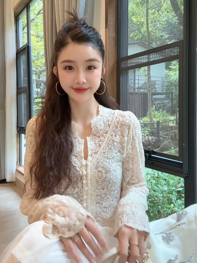 French V-neck hook flower base lace shirt for women's autumn and winter new unique chic loose slimming layered inner top - Image 3