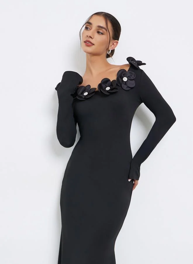 ستايلي فستان ميدي ضيق مزين باللؤلؤ وتطريز زهور