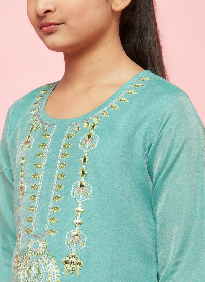 AKS Ethnic Motifs Embroidered Kurta Set for Girls - Image 2