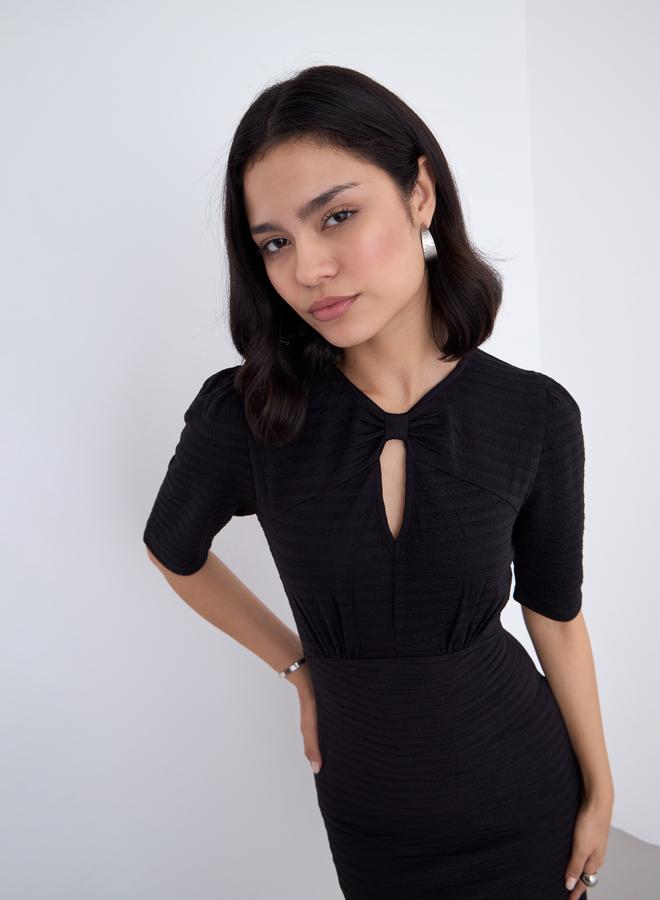 ستايلي فستان ميدي ضيق بأكمام قصيرة وتصميم خاص - Image 1