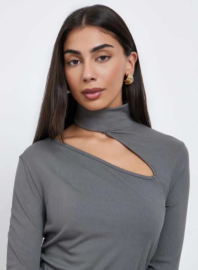 ستايلي بلوزة محبوكة بتفاصيل مقصوصة