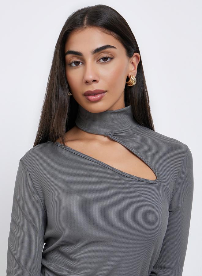 ستايلي بلوزة محبوكة بتفاصيل مقصوصة - Image 1