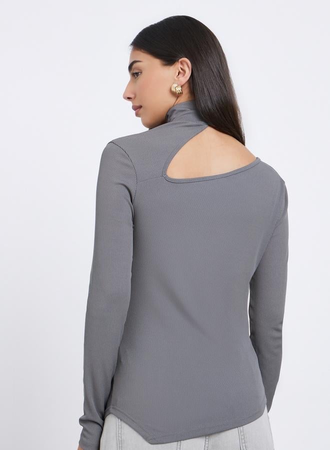 ستايلي بلوزة محبوكة بتفاصيل مقصوصة - Image 4