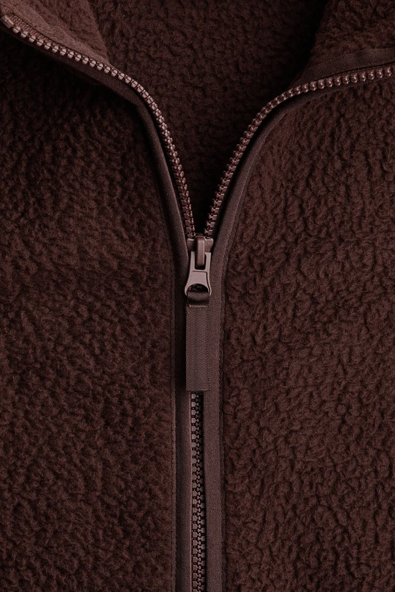 اتش اند ام جيليه رياضي من نسيج تيدي بقصّة عادية