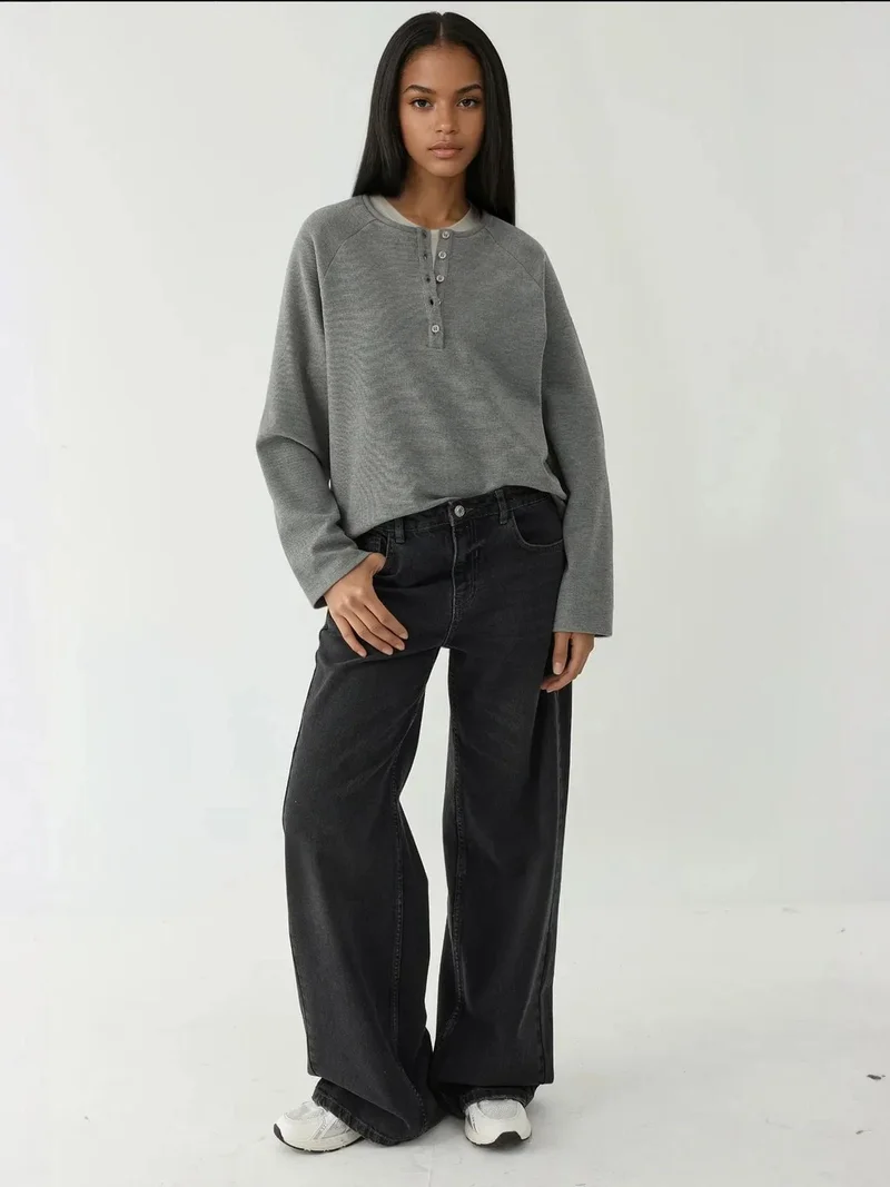 زوبعة تي شيرت بأكمام طويلة بياقة نصف مفتوحة وأزرار بنقش مريح