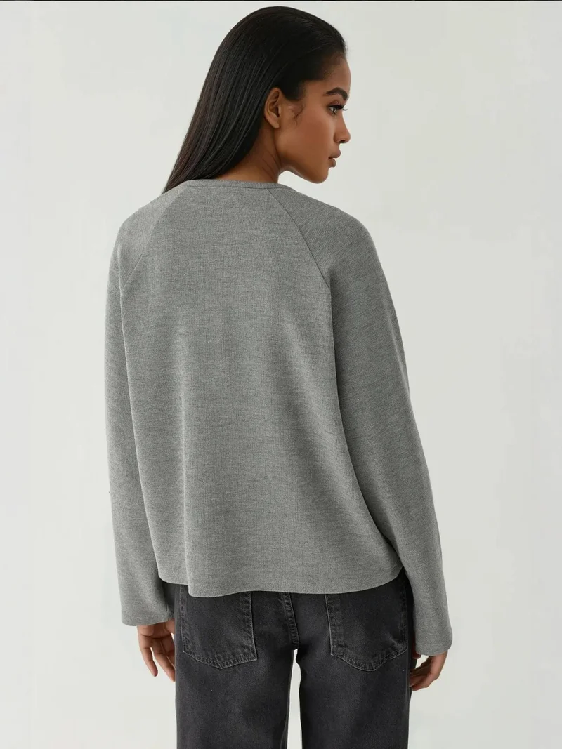 زوبعة تي شيرت بأكمام طويلة بياقة نصف مفتوحة وأزرار بنقش مريح