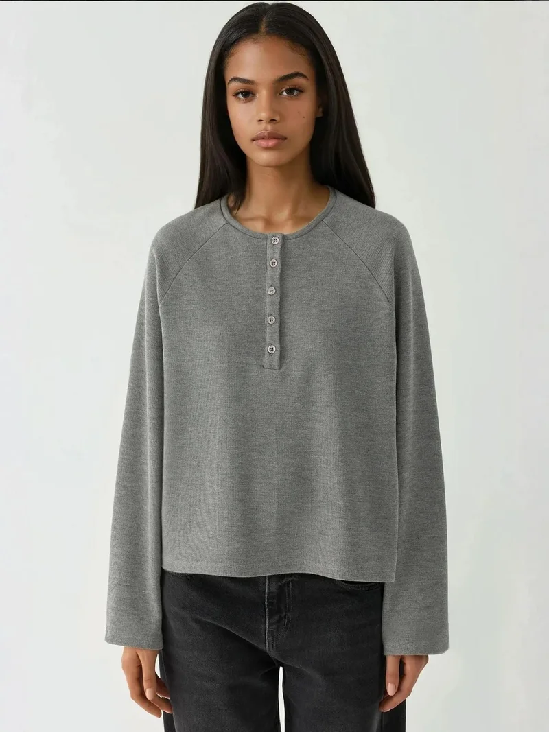 زوبعة تي شيرت بأكمام طويلة بياقة نصف مفتوحة وأزرار بنقش مريح