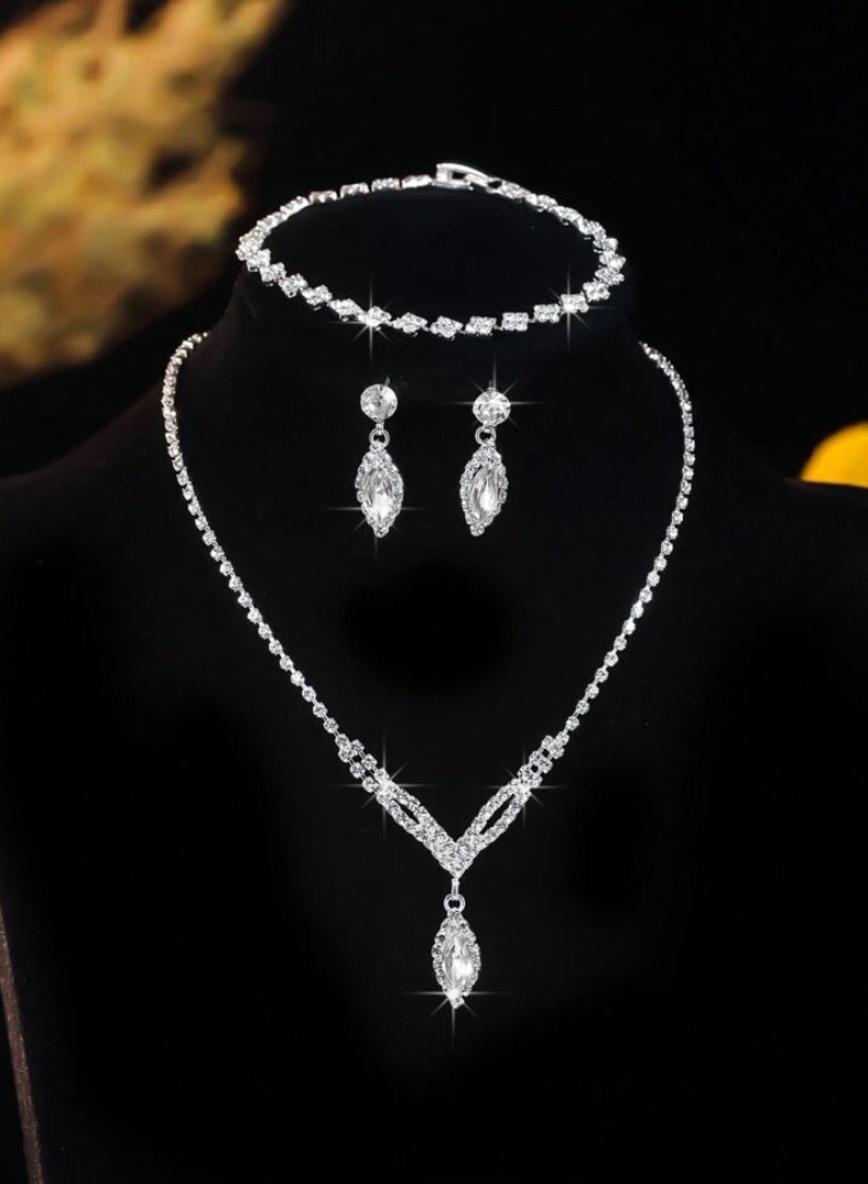 جوليري بالاس طقم اكسسوارات نسائي أنيق مكون من سلسال وحلق اذن واسوارة مرصع بالزركون عالي الجودة - Image 2