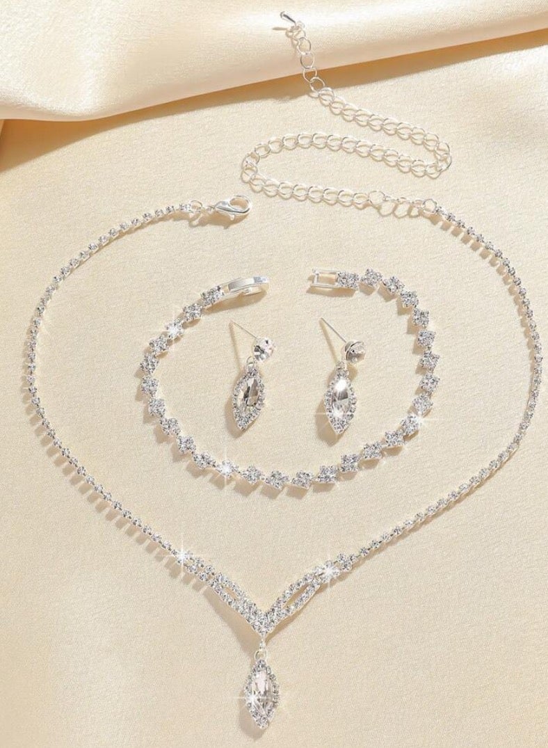 جوليري بالاس طقم اكسسوارات نسائي أنيق مكون من سلسال وحلق اذن واسوارة مرصع بالزركون عالي الجودة - Image 3