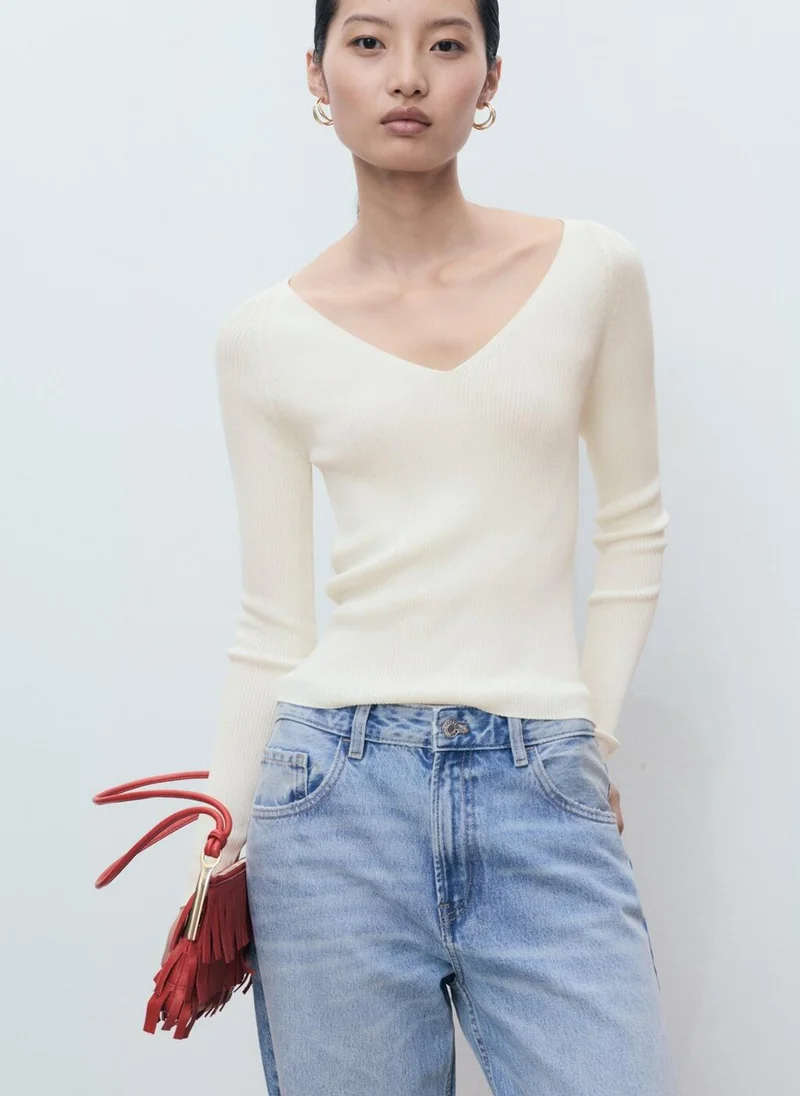 مانجو كنزة محبوكة بياقة على شكل حرف