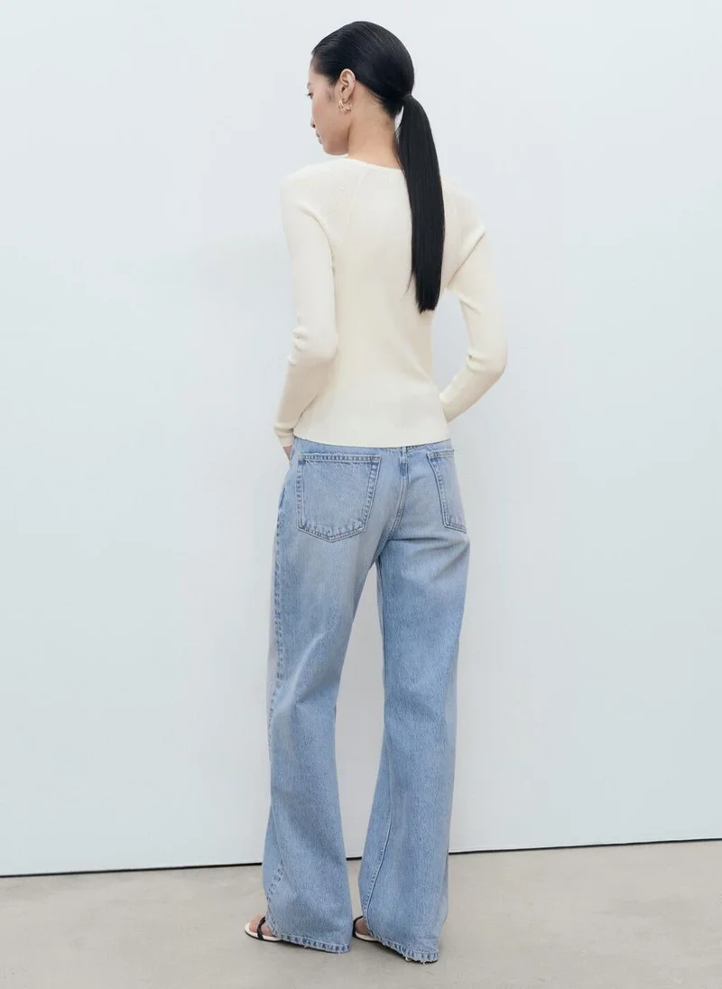 مانجو كنزة محبوكة بياقة على شكل حرف