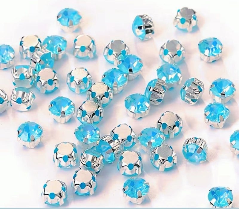 40 غرام / تقريبا 300 حبه من الفصوص الكريستال اللامعة للخياطة  (4mm)  قاعدة فضية مسطحة DIY مرصعة أحجار كريمة زجاجية بفتحات مكوّنات إبرة وخيط تستخدم لخياطة على الملابس والفساتين والحقائب والأحذية ( أزرق فاتح - سماوي  ) - Image 1