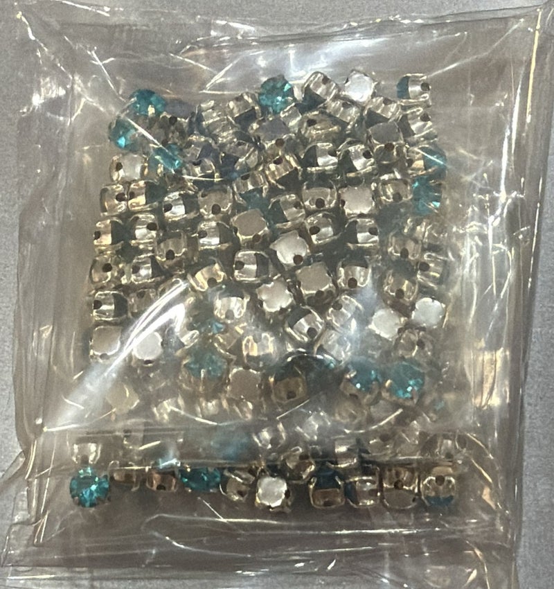 40 غرام / تقريبا 300 حبه من الفصوص الكريستال اللامعة للخياطة  (4mm)  قاعدة فضية مسطحة DIY مرصعة أحجار كريمة زجاجية بفتحات مكوّنات إبرة وخيط تستخدم لخياطة على الملابس والفساتين والحقائب والأحذية ( أزرق فاتح - سماوي  ) - Image 3
