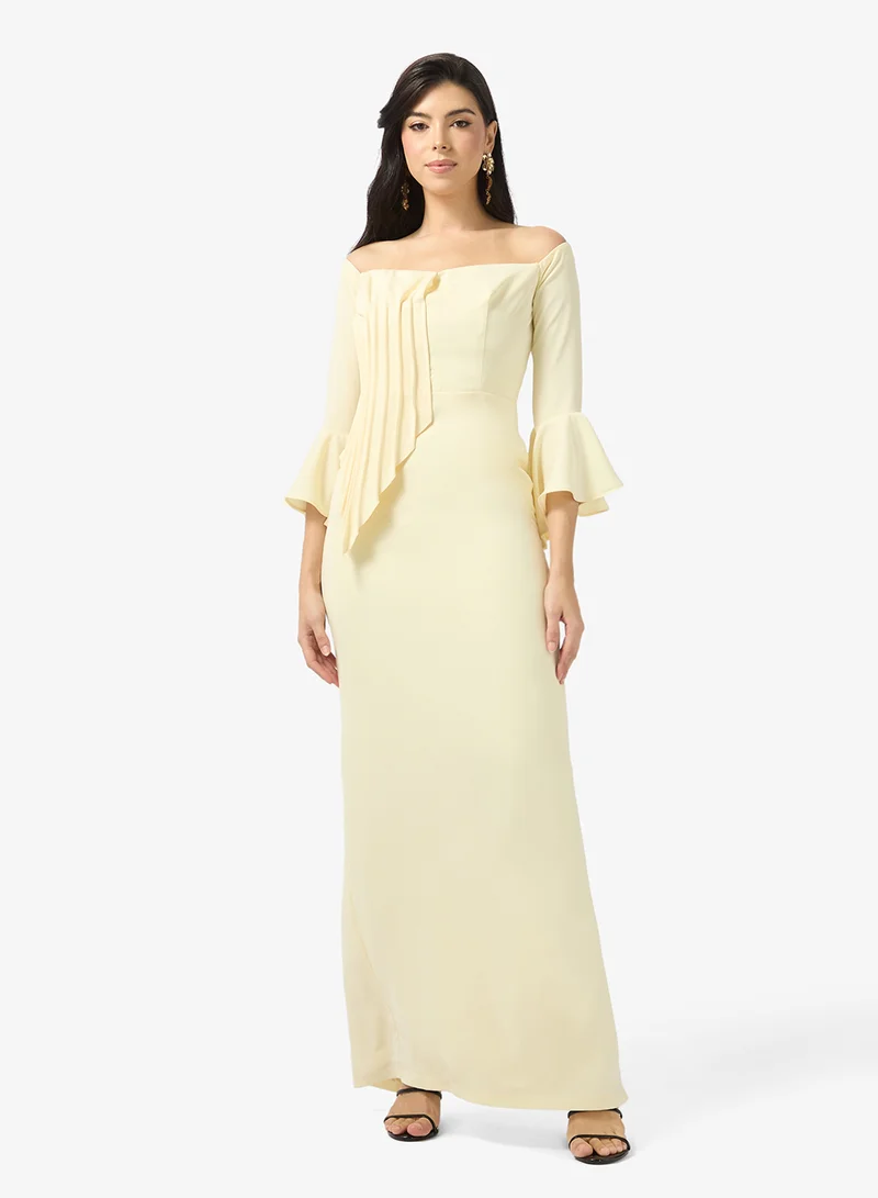 نمشي x فستان بكتف مكشوف وتفاصيل ثنيات ثلاثية الأبعاد