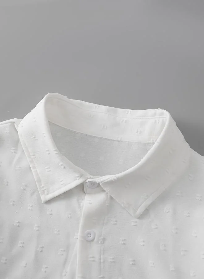 تايك تو قميص رجالي أبيض بنقشة نسيج وأكمام طويلة