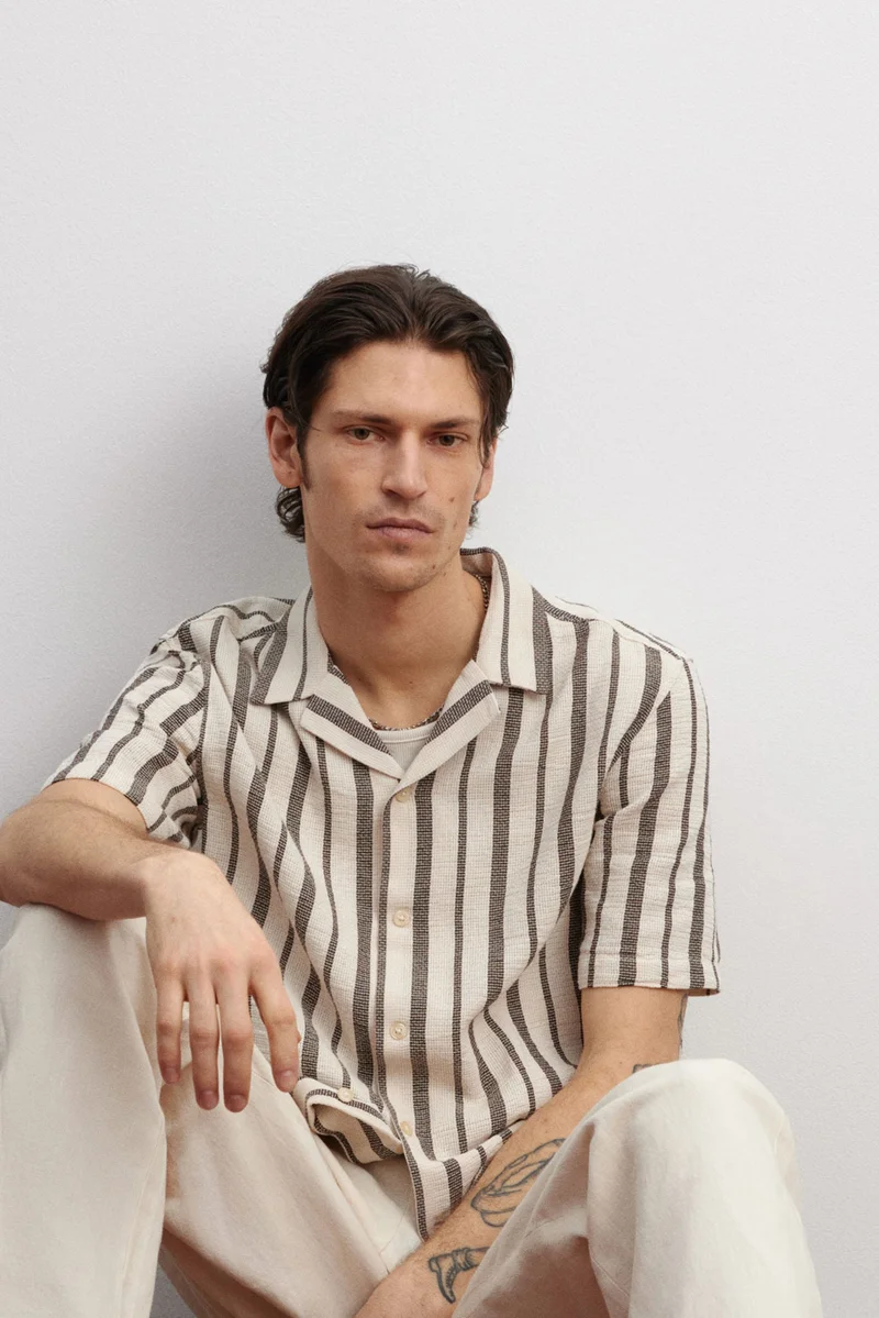 اتش اند ام قميص ريزورت بقصّة عادية