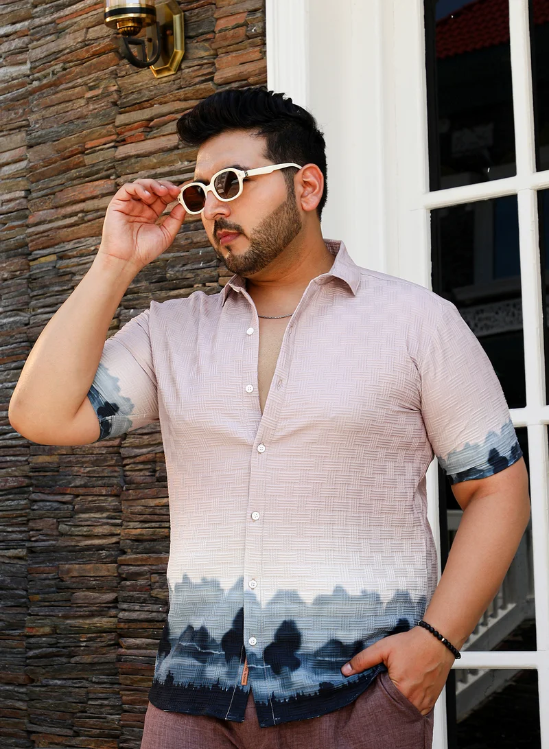 انستافاب بلس قميص رجالي Instafab Plus بألوان نيود بينك وسبايس بلو بتدرج بحيرة، مقاس بلس، ياقة كوبية، أكمام قصيرة عادية، إغلاق بأزرار، قصة مريحة للارتداء اليومي