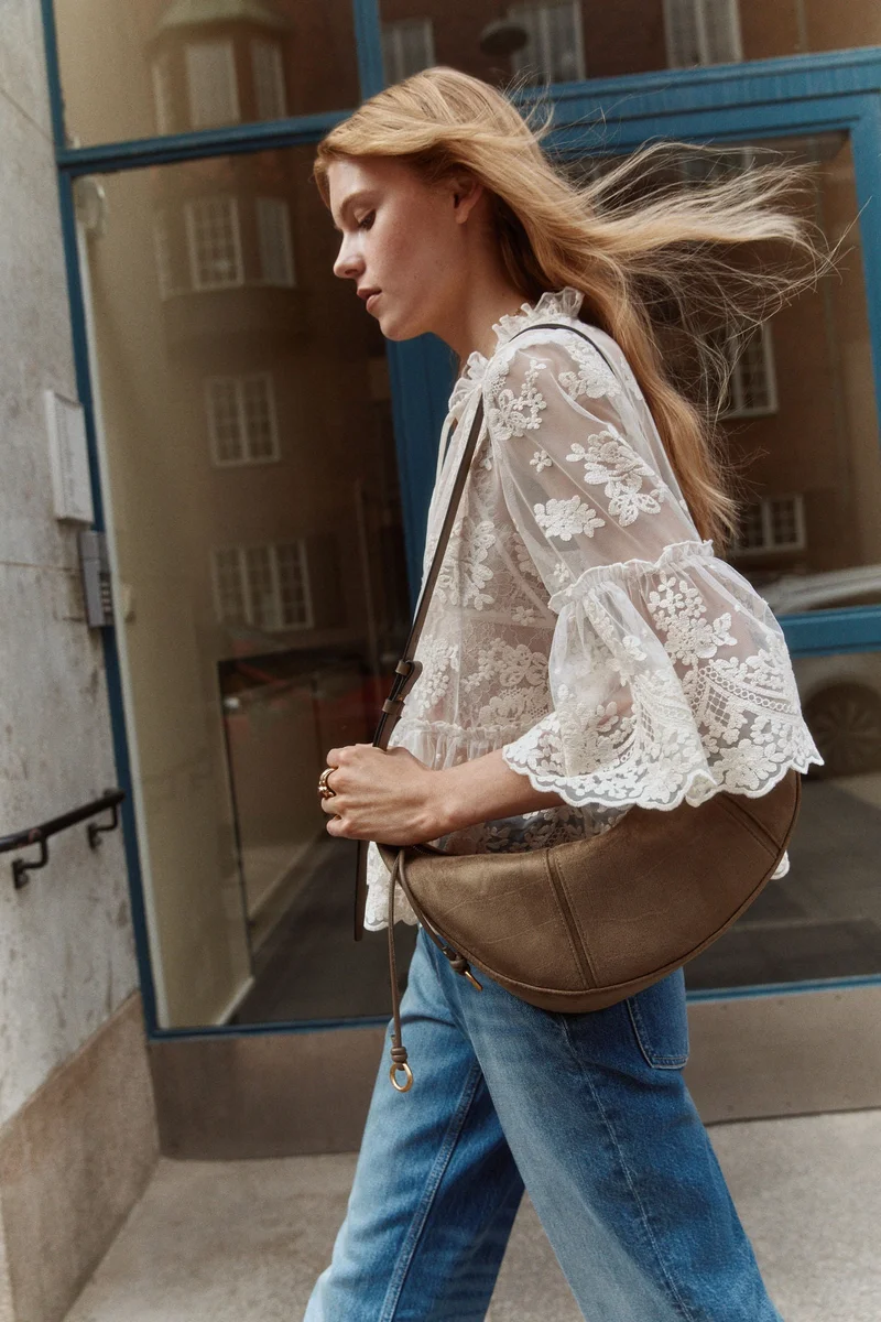 اتش اند ام حقيبة كتف منحنية