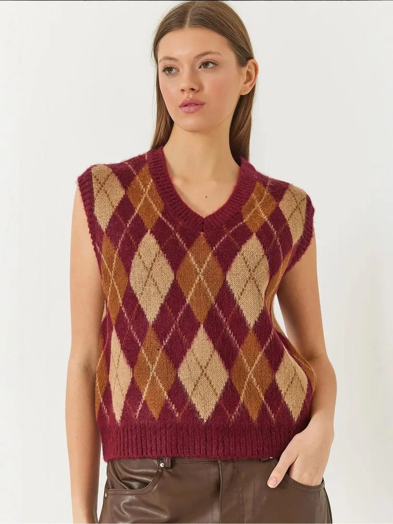 Bianco Lucci LUCCI V-Neck Ribbed Knit Sweater Vest with Baklava Pattern