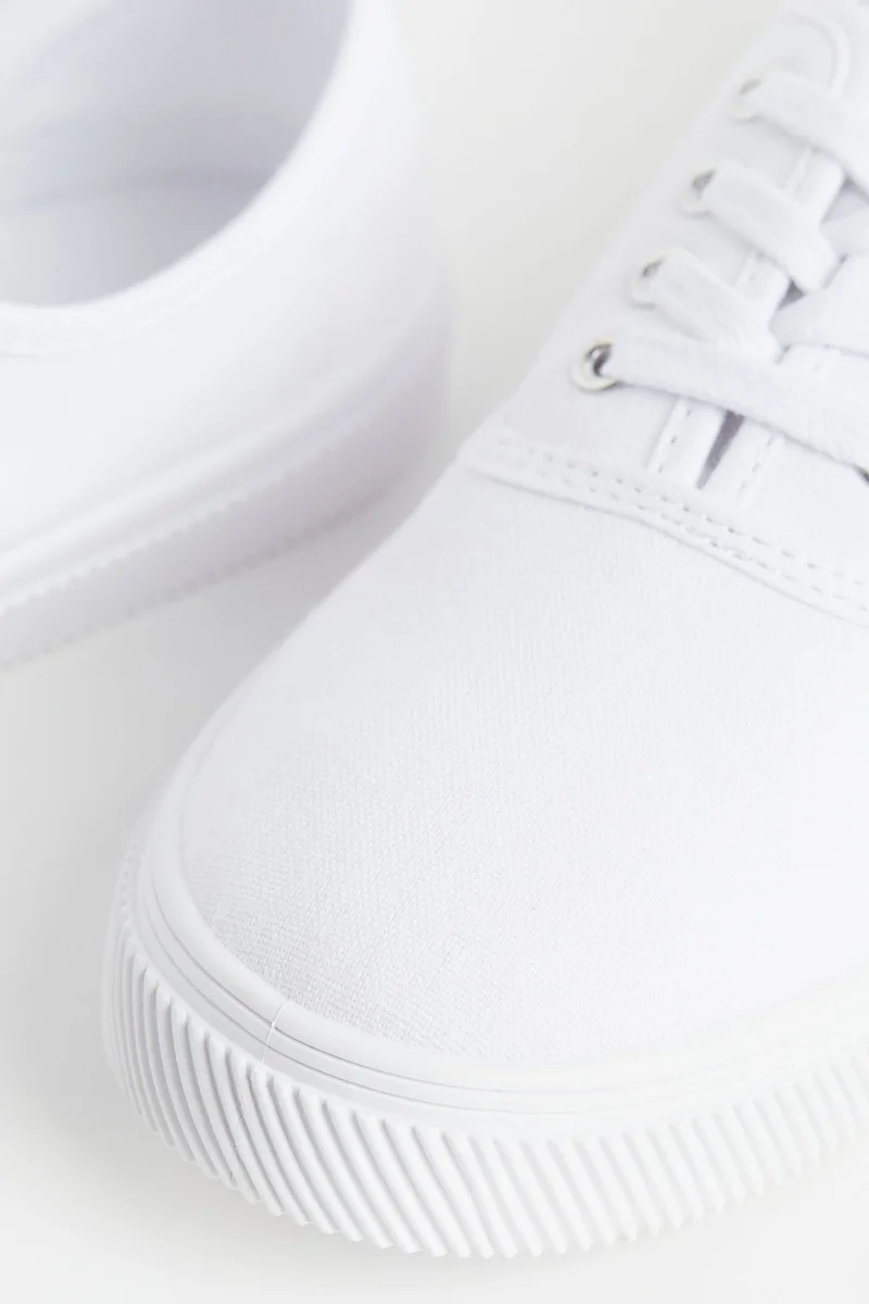 اتش اند ام حذاء رياضي بتصميم منخفض