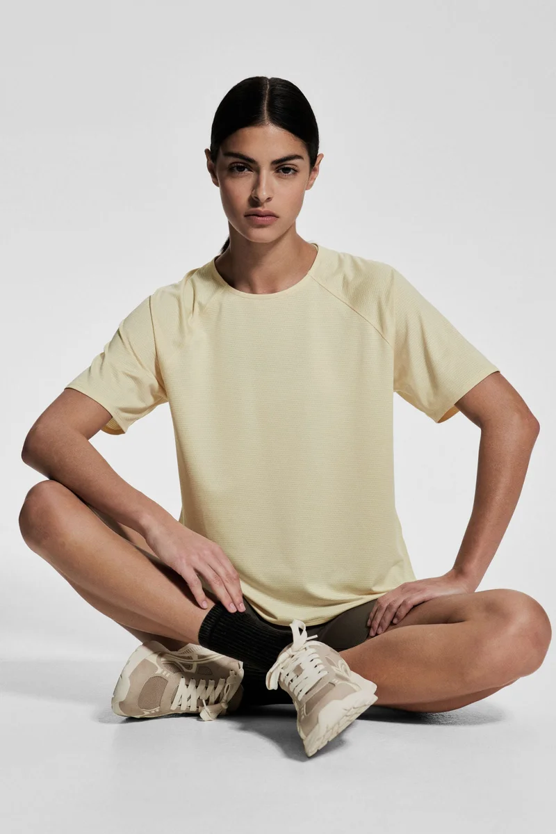 اتش اند ام تي-شيرت رياضي من نسيج دراي موف