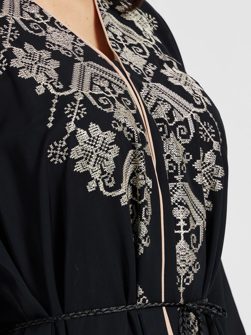 Reem Abayas عباءة سوداء مزينة بتطريز خيوط ذهبية - فستان كلاسيكي فاخر محتشم - Image 3