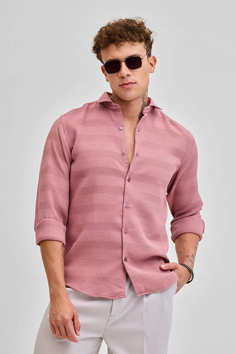 سنيتش قميص وردي بقصة ضيقة وملمس مميز