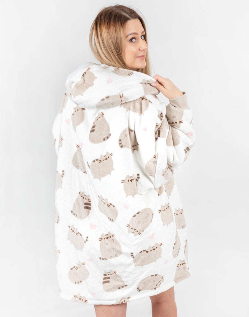 Pusheen بطانية قابلة للارتداء للنساء من بوشين | سيدة قطة تاببي مع طباعة قلوب في كل مكان على هودي فليس | سترة هود مريحة وجميلة - Image 4