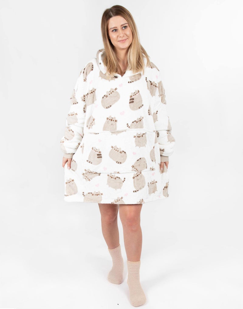 Pusheen بطانية قابلة للارتداء للنساء من بوشين | سيدة قطة تاببي مع طباعة قلوب في كل مكان على هودي فليس | سترة هود مريحة وجميلة - Image 5