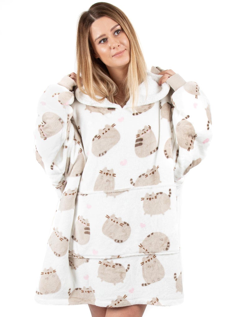 Pusheen بطانية قابلة للارتداء للنساء من بوشين | سيدة قطة تاببي مع طباعة قلوب في كل مكان على هودي فليس | سترة هود مريحة وجميلة - Image 1