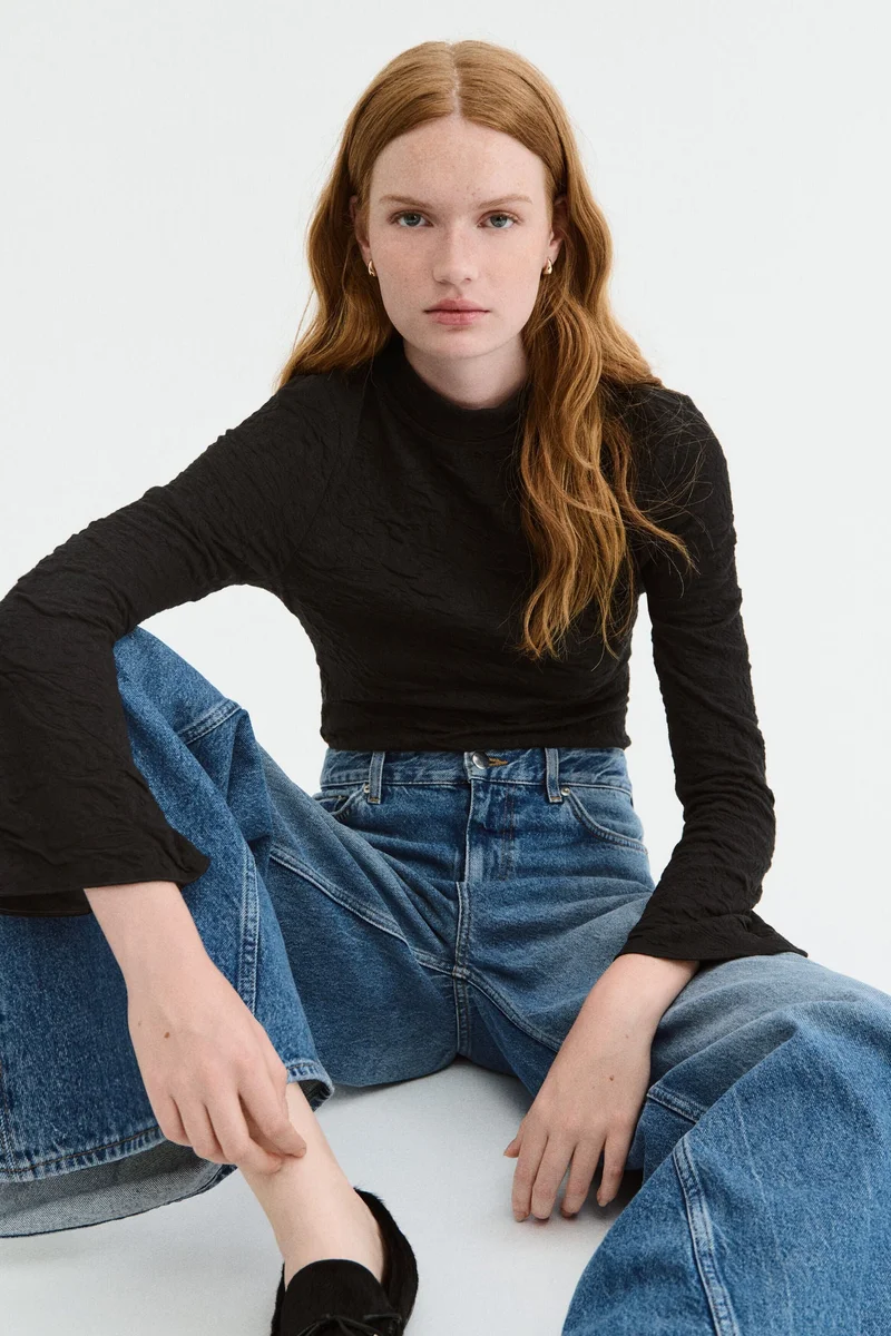 اتش اند ام بلوزة بأجزاء مفرّغة من الجيرسيه والجاكار