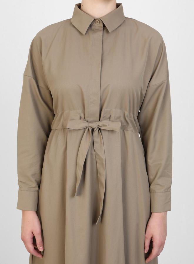 رفقة من مودانيسا فستان ماكسي بني من رفقة بحزام رباط - Image 3